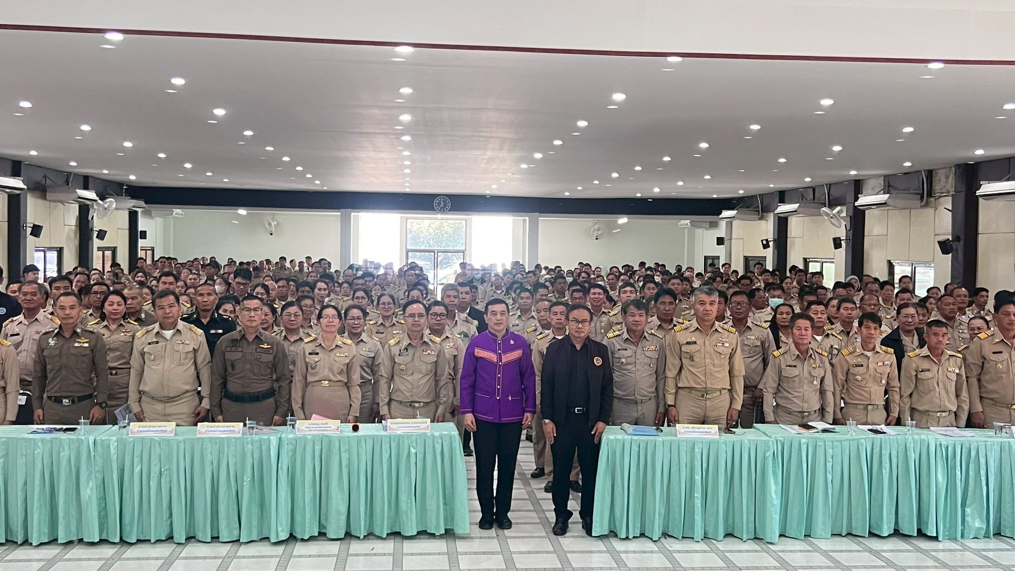 ผวจ.อุตรดิตถ์ มอบแนวทางการปฏิบัติราชการให้แก่ข้าราชการ ผู้บริหารองค์กรปกครองส่วนท้องถิ่น กำนัน ผู้ใหญ่บ้านฯลฯ 